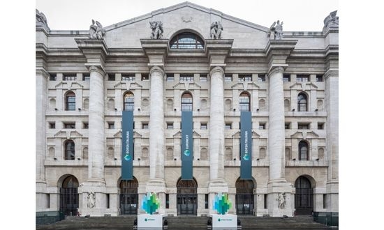 Facciata della Borsa di Milano, Italia.