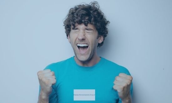 Uomo felice esulta con entusiasmo.