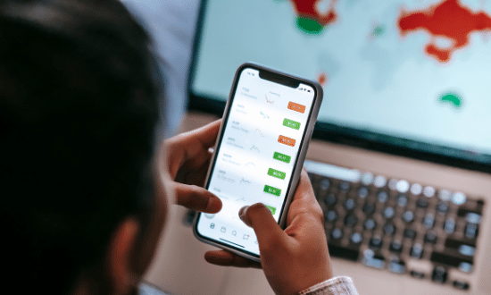 Persona controlla app di trading su smartphone.