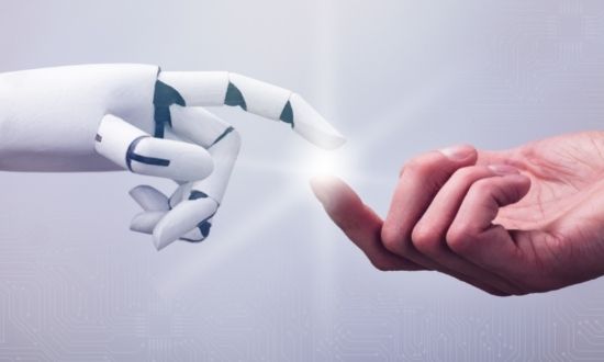 Mano robotica e umana che si toccano.