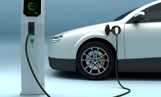 Auto elettrica in carica presso stazione di ricarica.