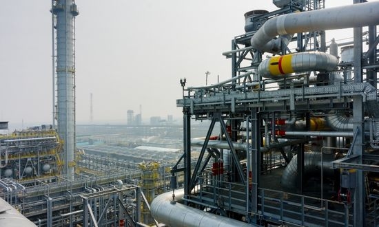 Impianto industriale con tubature e strutture metalliche.