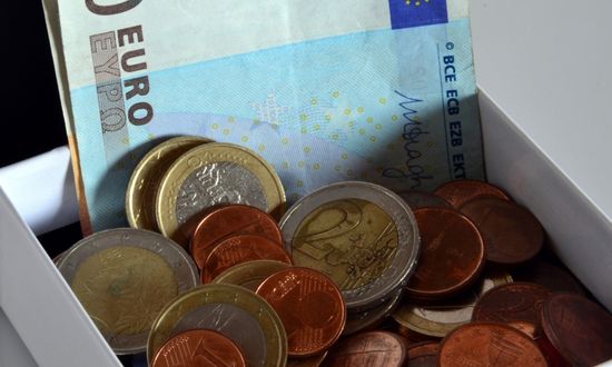 Banconote e monete euro in un cassetto.