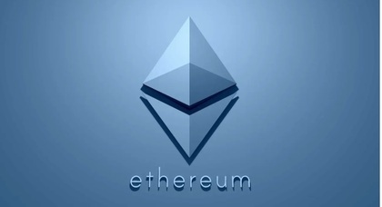 Logo di Ethereum su sfondo blu.