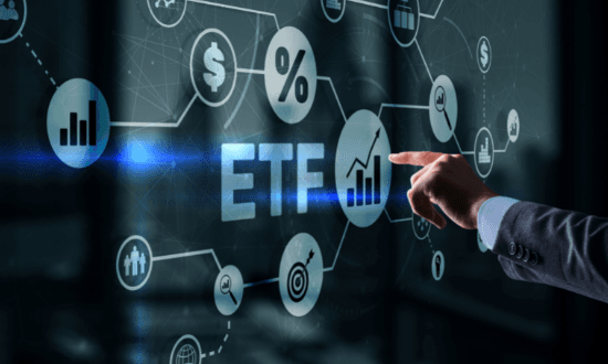 Investimenti ETF, grafici finanziari e icone economiche.