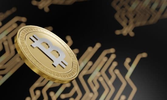 Moneta Bitcoin su sfondo tecnologico nero e oro.