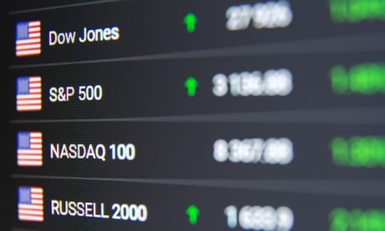 Indici di borsa americani in aumento: Dow Jones, S&P 500.