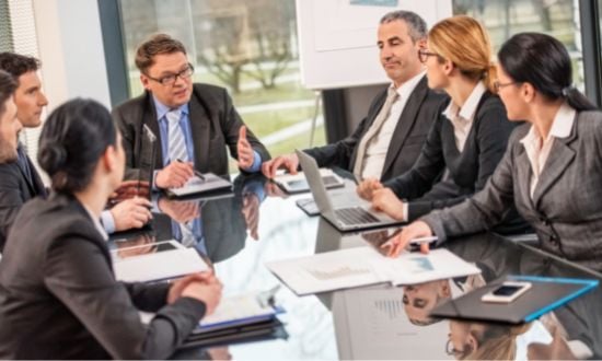 Riunione aziendale in ufficio con dirigenti.