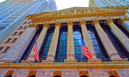 Borsa di New York con bandiere americane.