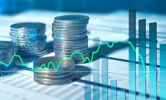 Grafico finanziario con monete e dati di mercato.