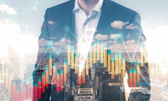Uomo d'affari con grafici finanziari e skyline della città.