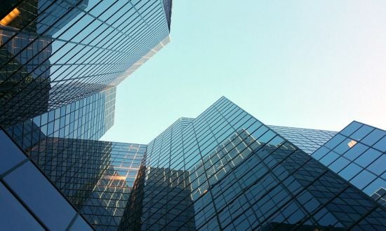 Grattacieli moderni con facciate in vetro riflettente.