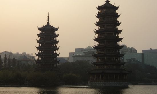 Pagode gemelle al tramonto sul lago.