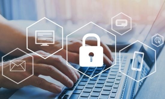 Sicurezza informatica, mani su tastiera laptop, icone di protezione.