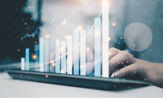 Grafico di crescita su tablet, analisi dati aziendali.