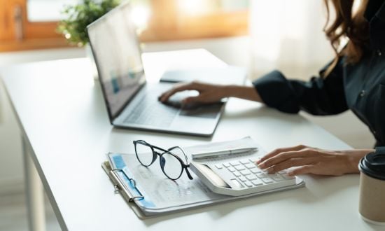 Lavoro d'ufficio con laptop e calcolatrice.