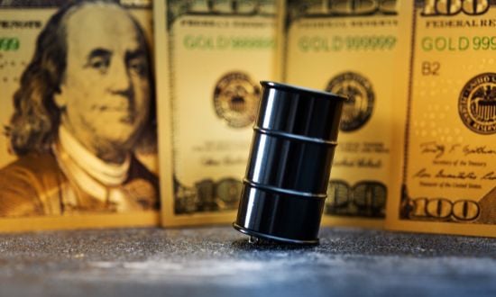 Barile di petrolio davanti a banconote da cento dollari.