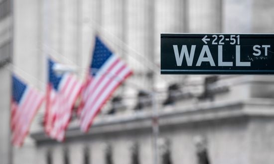 Insegna di Wall Street con bandiere americane.