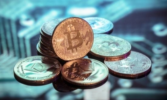 Monete Bitcoin ed Ethereum su sfondo tecnologico.