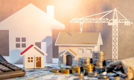 Investimenti immobiliari: case, gru e monete.