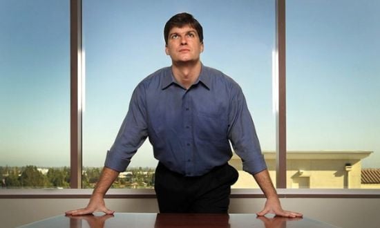 Uomo in ufficio con vista panoramica dalla finestra.