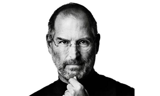 Ritratto di uomo con occhiali e barba.