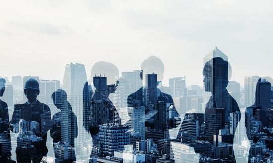 Persone d'affari in città moderna, skyline urbano.