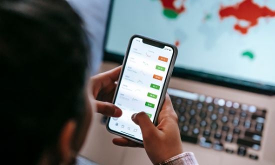 Persona controlla app di trading su smartphone.
