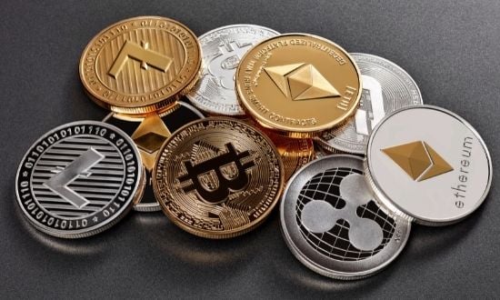 Monete criptovalute Bitcoin Ethereum Ripple Litecoin su sfondo scuro.