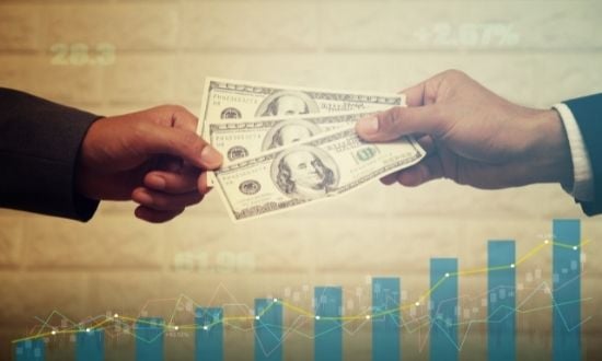 Scambio di denaro con grafico finanziario sullo sfondo.