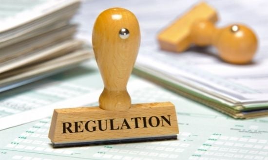 Timbro di regolamentazione su documenti ufficiali.