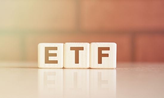 Blocchi di legno con lettere ETF finanza investimento