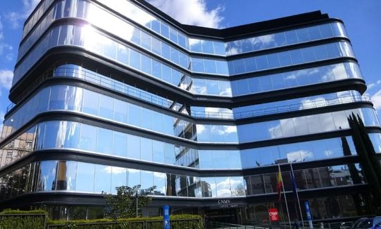 Edificio moderno con facciata in vetro riflettente.