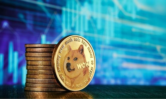 Moneta Dogecoin davanti a grafico finanziario digitale.