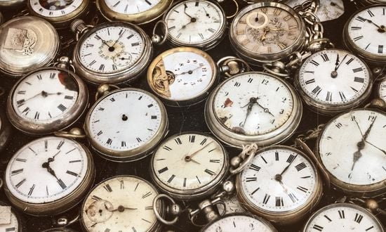 Orologi da tasca vintage in vari stili e condizioni.