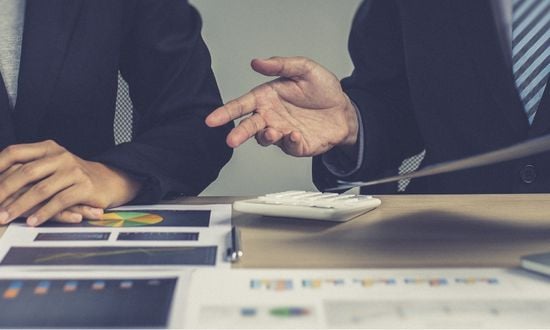 Discussione di grafici aziendali durante una riunione.