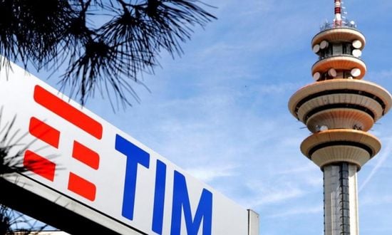 Logo TIM e torre di telecomunicazioni.