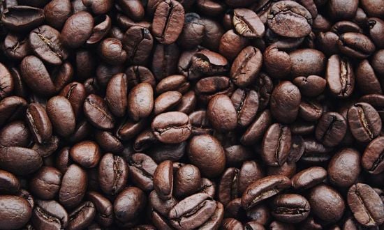 Chicchi di caffè tostati in primo piano.