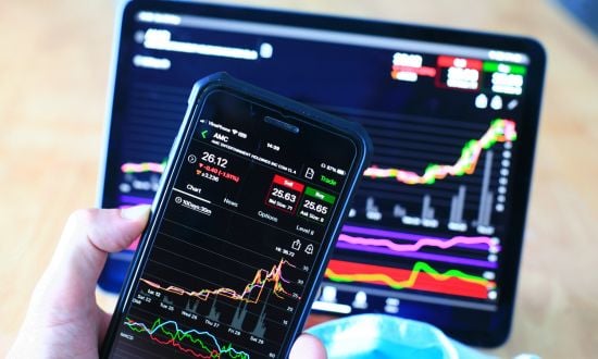 Grafici di borsa su smartphone e tablet in tempo reale.
