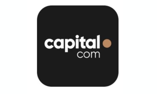 Logo di Capital.com su sfondo nero.