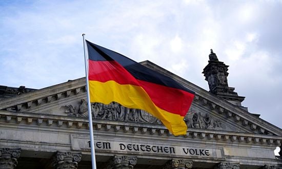 Bandiera tedesca davanti al Reichstag di Berlino.