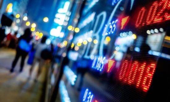 Schermo borsa valori in città di notte.