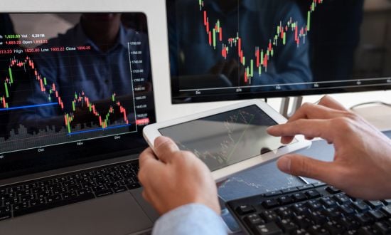 Analisi dei grafici di borsa su dispositivi elettronici.