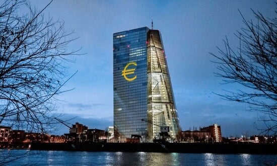 Sede della Banca Centrale Europea a Francoforte di notte.
