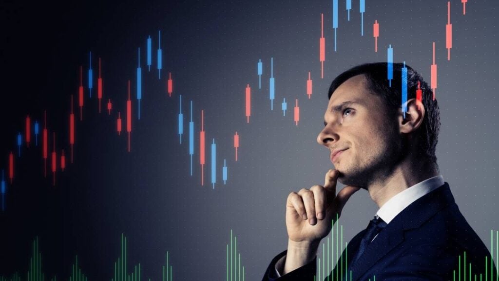 uomo pensante con sfondo grafici a candele