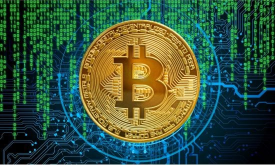 Moneta Bitcoin su sfondo digitale con codice binario.