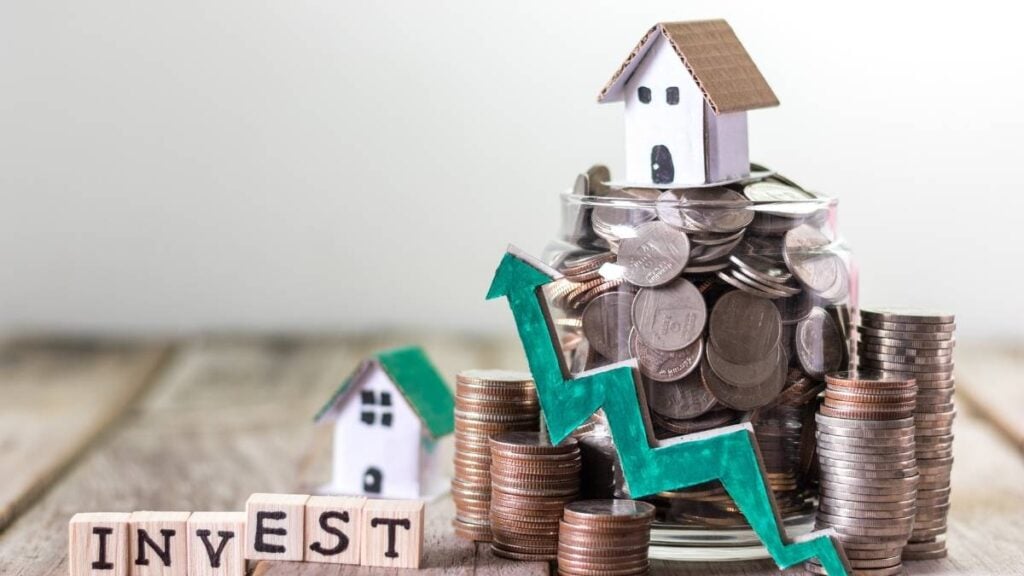 scritta investire con monete casette