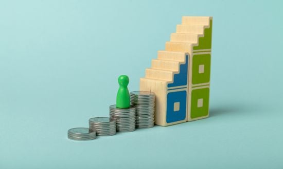 Crescita finanziaria rappresentata da monete e pedina verde.