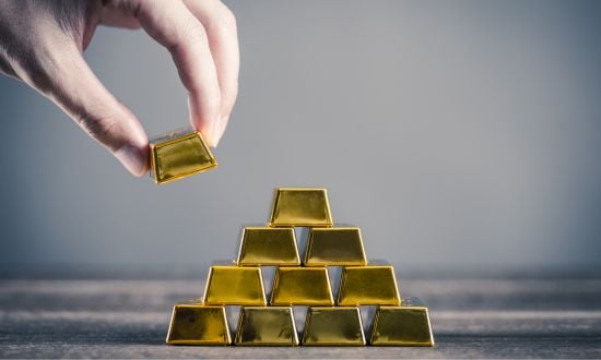 Piramide di lingotti d'oro impilati a mano.