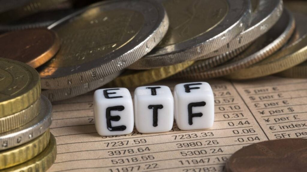 etf con monete sullo sfondo